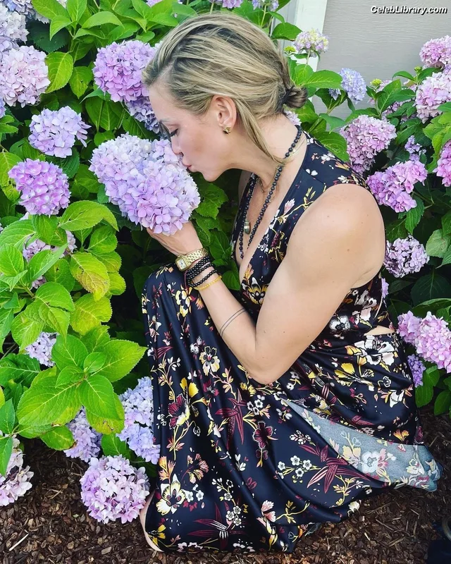 Katie Cassidy photo 15 of 250