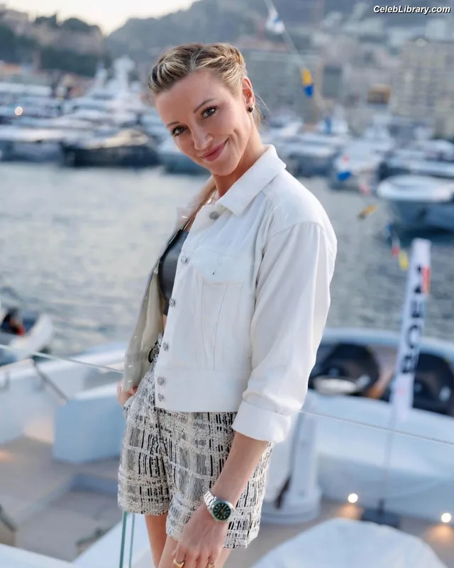 Katie Cassidy photo 20 of 250