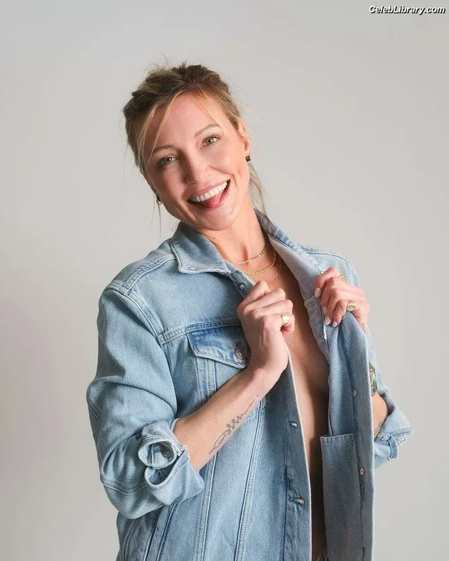 Katie Cassidy photo 22 of 250