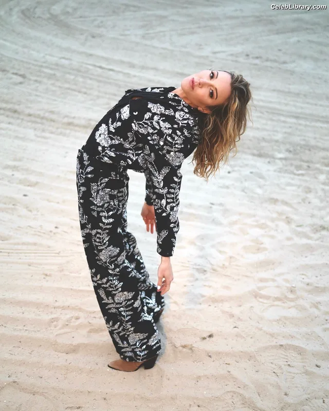 Katie Cassidy photo 5 of 250