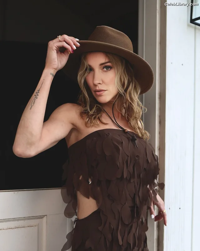 Katie Cassidy photo 11 of 250