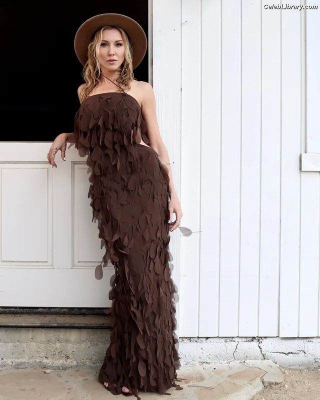 Katie Cassidy photo 13 of 250