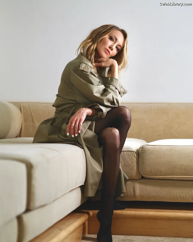Katie Cassidy photo 16 of 250
