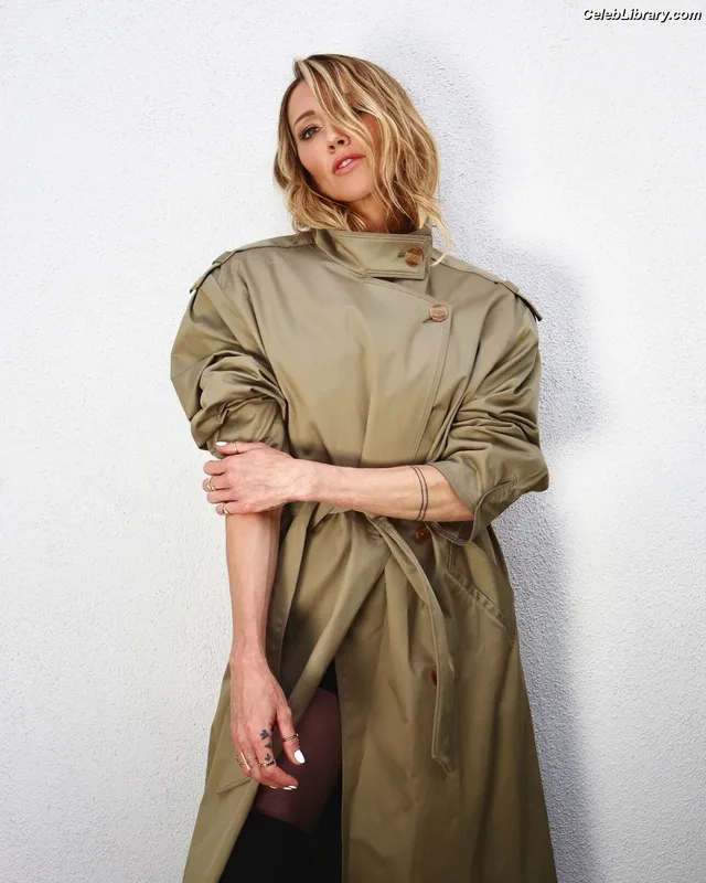 Katie Cassidy photo 19 of 250