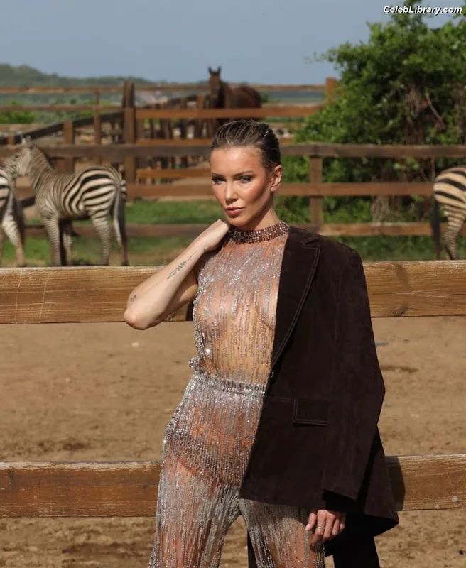 Katie Cassidy photo 24 of 250