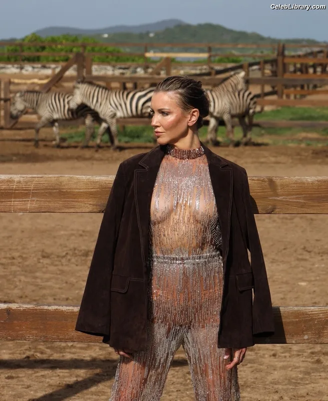 Katie Cassidy photo 1 of 250