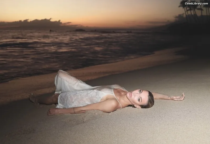Katie Cassidy photo 3 of 250