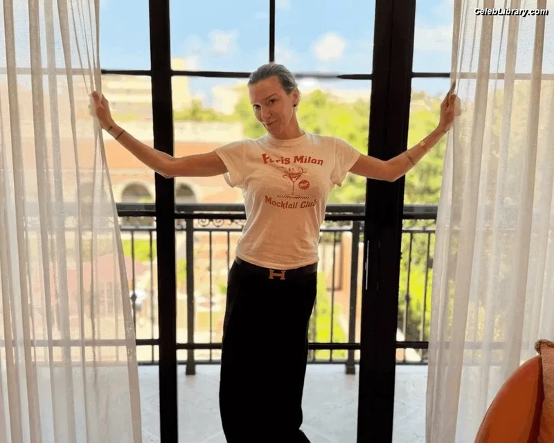 Katie Cassidy photo 7 of 250