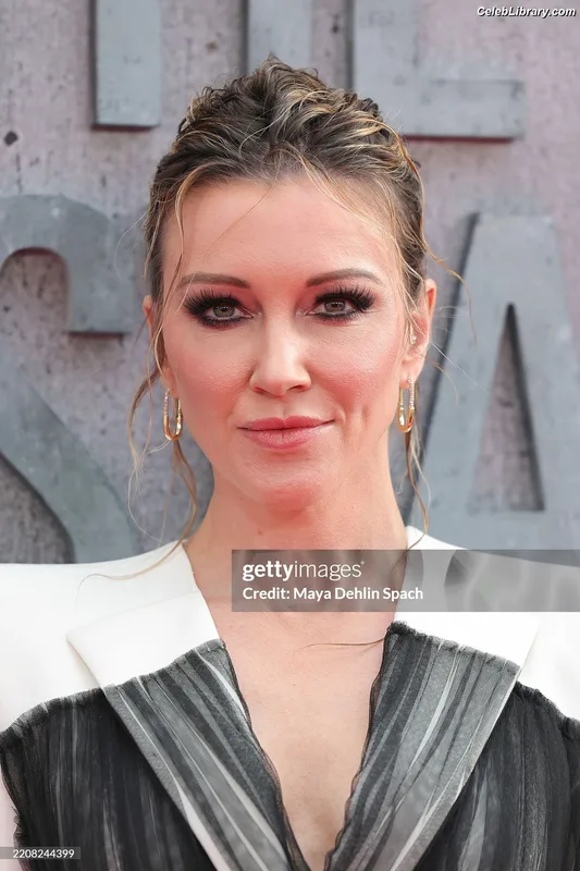 Katie Cassidy photo 9 of 250