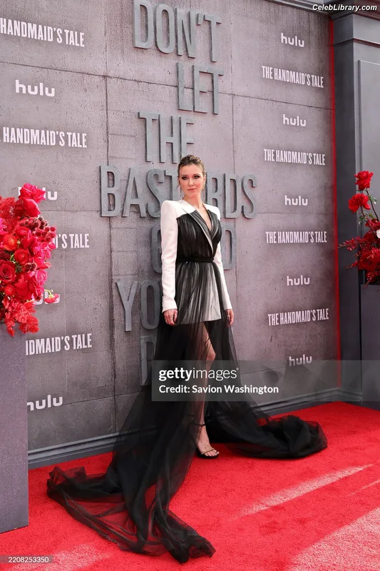 Katie Cassidy photo 13 of 250