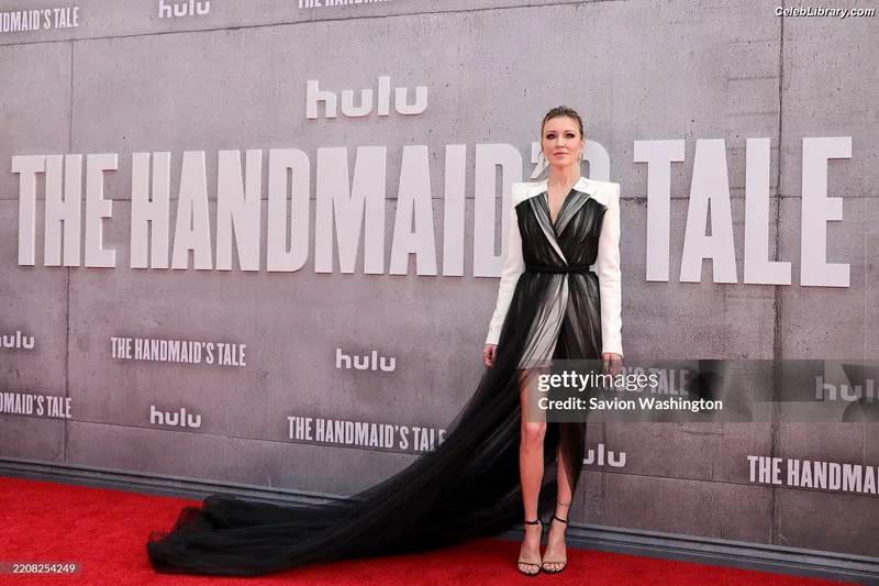 Katie Cassidy photo 16 of 250