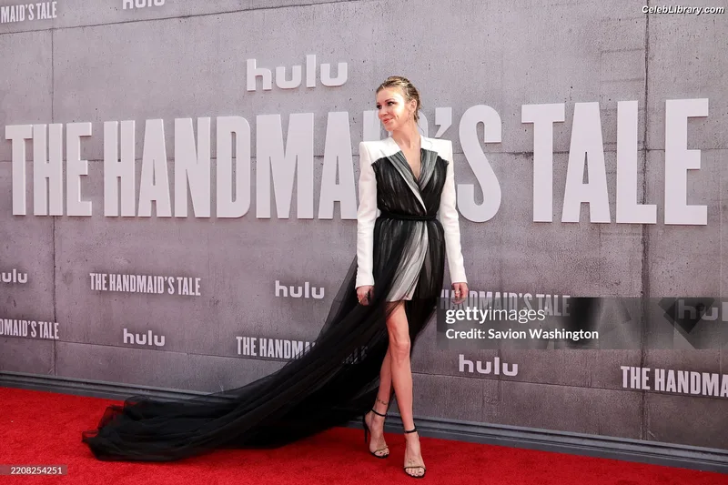 Katie Cassidy photo 17 of 250