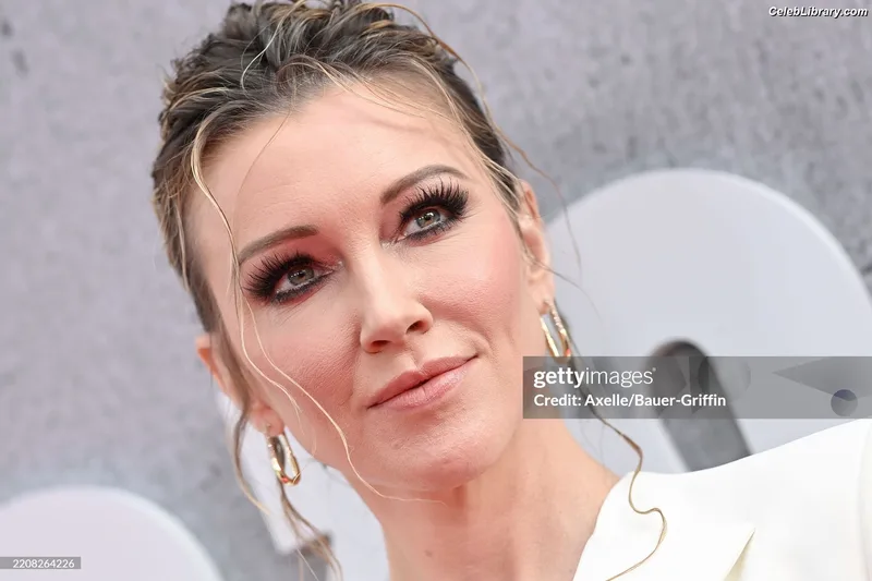 Katie Cassidy photo 18 of 250