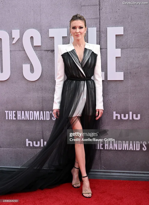 Katie Cassidy photo 19 of 250