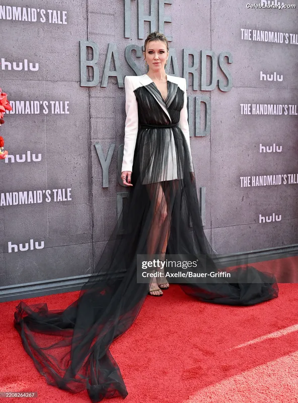 Katie Cassidy photo 21 of 250