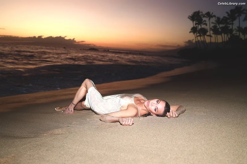 Katie Cassidy photo 20 of 250