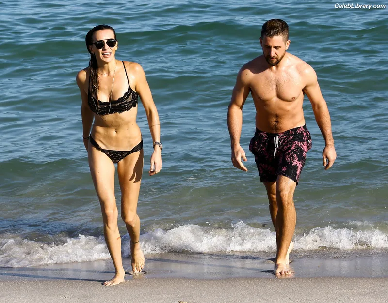 Katie Cassidy photo 9 of 250