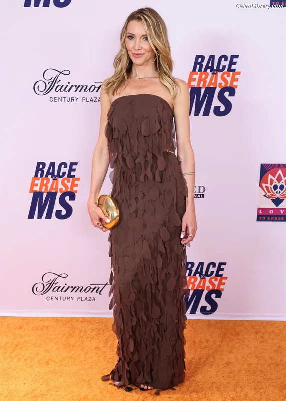 Katie Cassidy photo 15 of 250