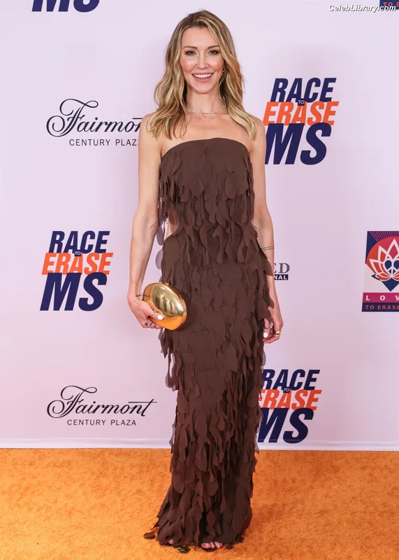 Katie Cassidy photo 22 of 250