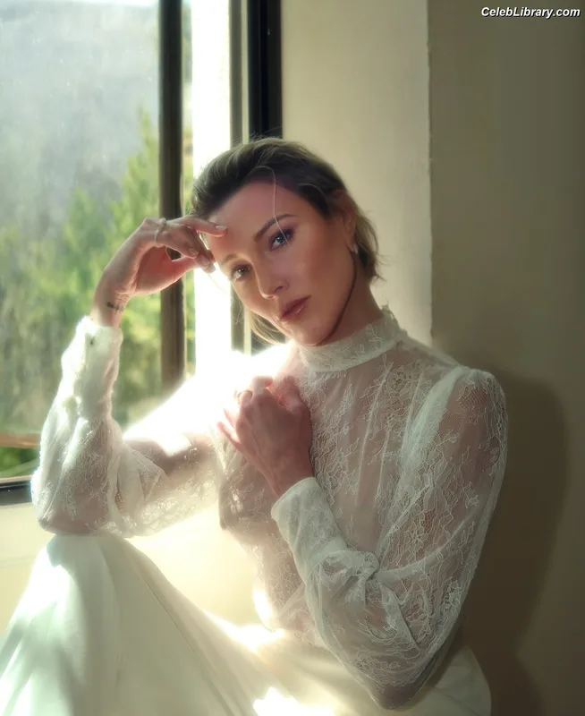 Katie Cassidy photo 15 of 250