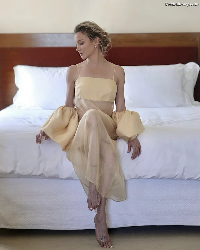 Katie Cassidy photo 17 of 250