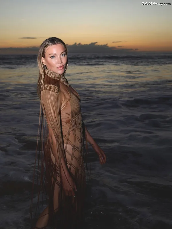 Katie Cassidy photo 1 of 250