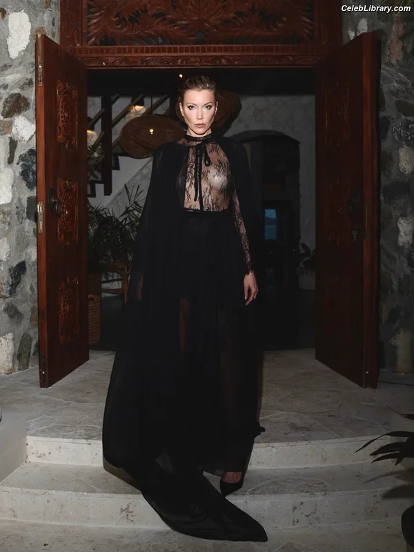 Katie Cassidy photo 14 of 250