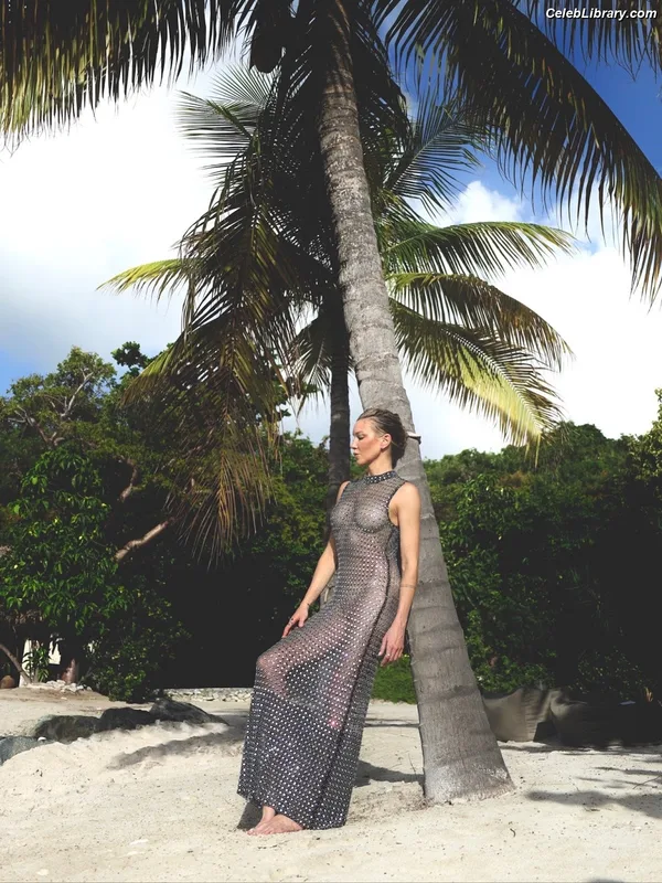 Katie Cassidy photo 3 of 250