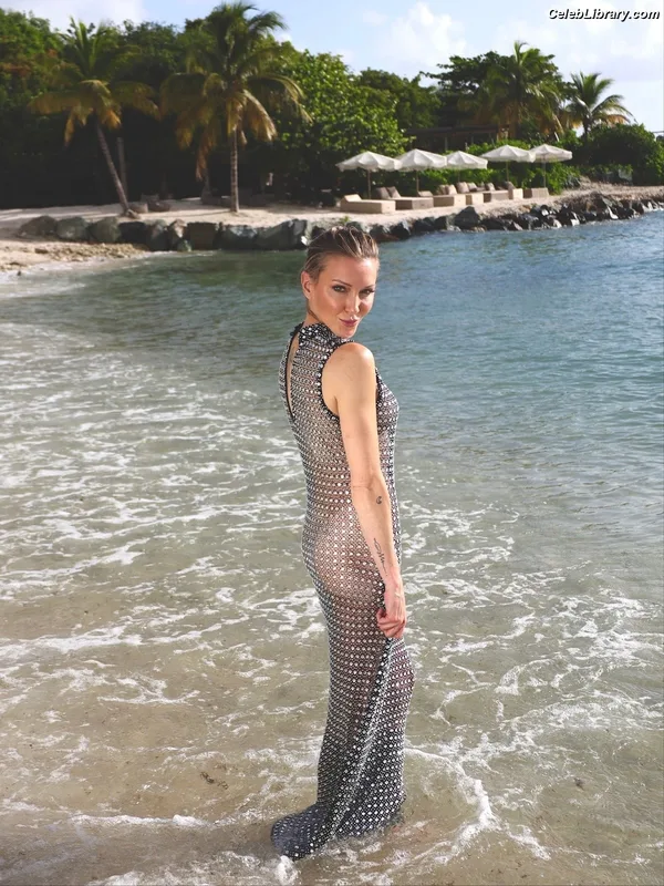Katie Cassidy photo 4 of 250