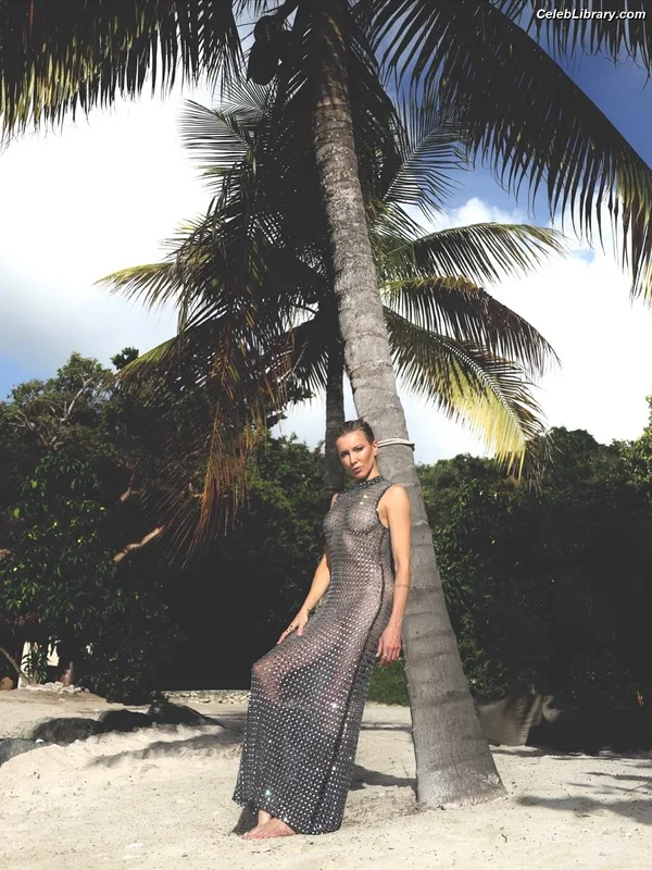 Katie Cassidy photo 6 of 250