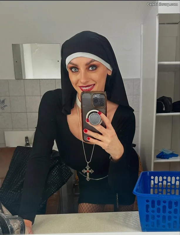 Katie McGlynn photo 19 of 61