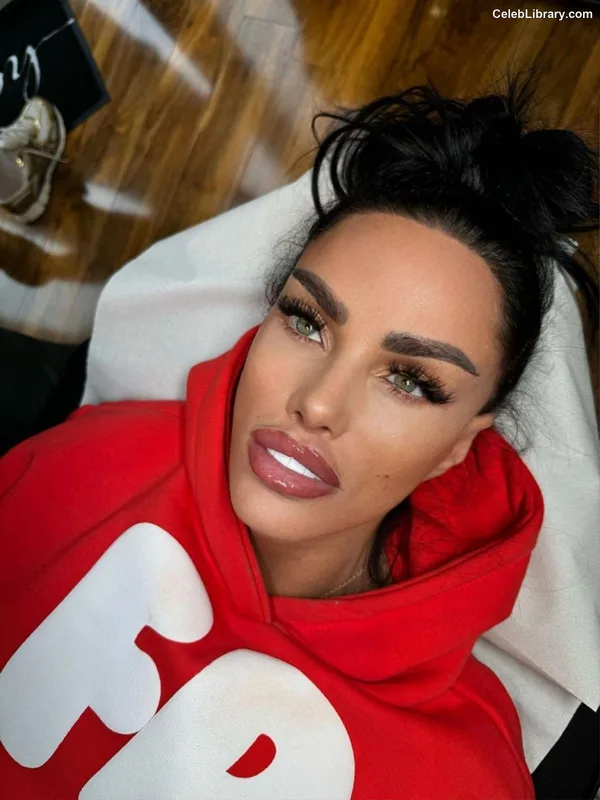 Katie Price photo 1 of 325