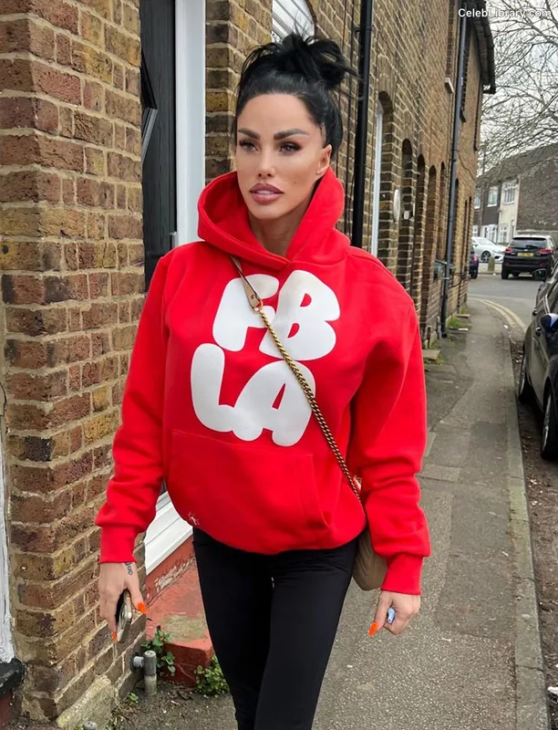 Katie Price photo 2 of 325