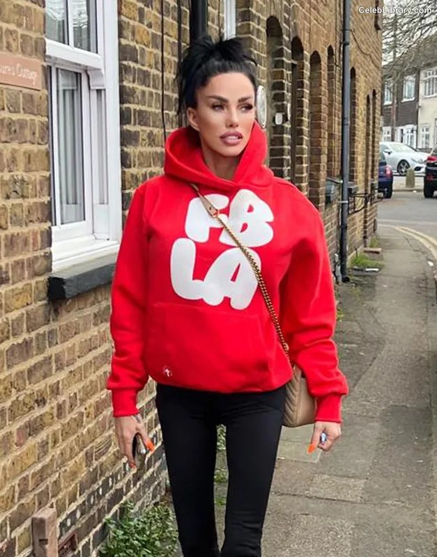 Katie Price photo 3 of 325
