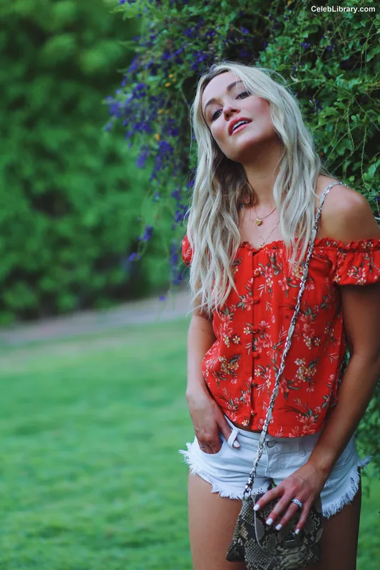 Katrina Bowden photo 3 of 374