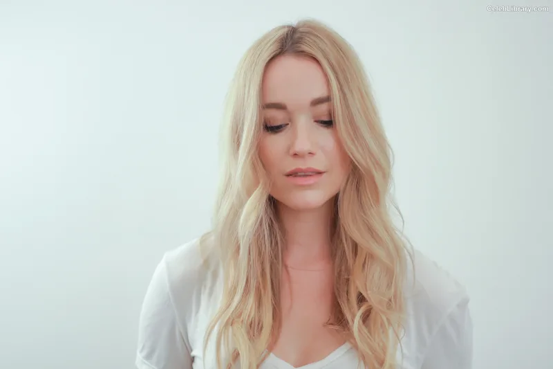 Katrina Bowden photo 2 of 374