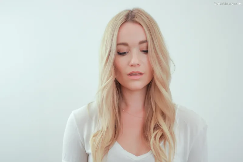 Katrina Bowden photo 3 of 374