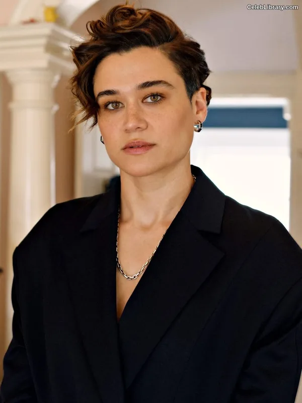 Katy O'Brian photo 20 of 40