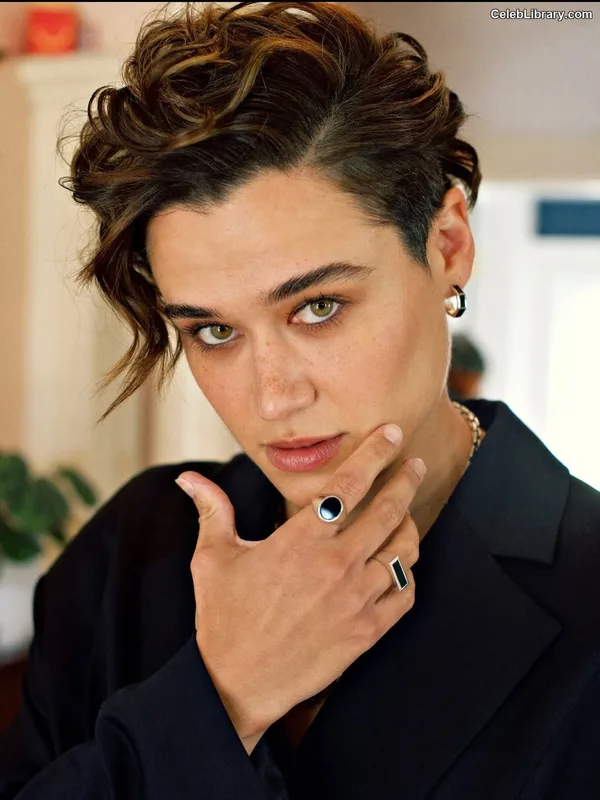 Katy O'Brian photo 6 of 40