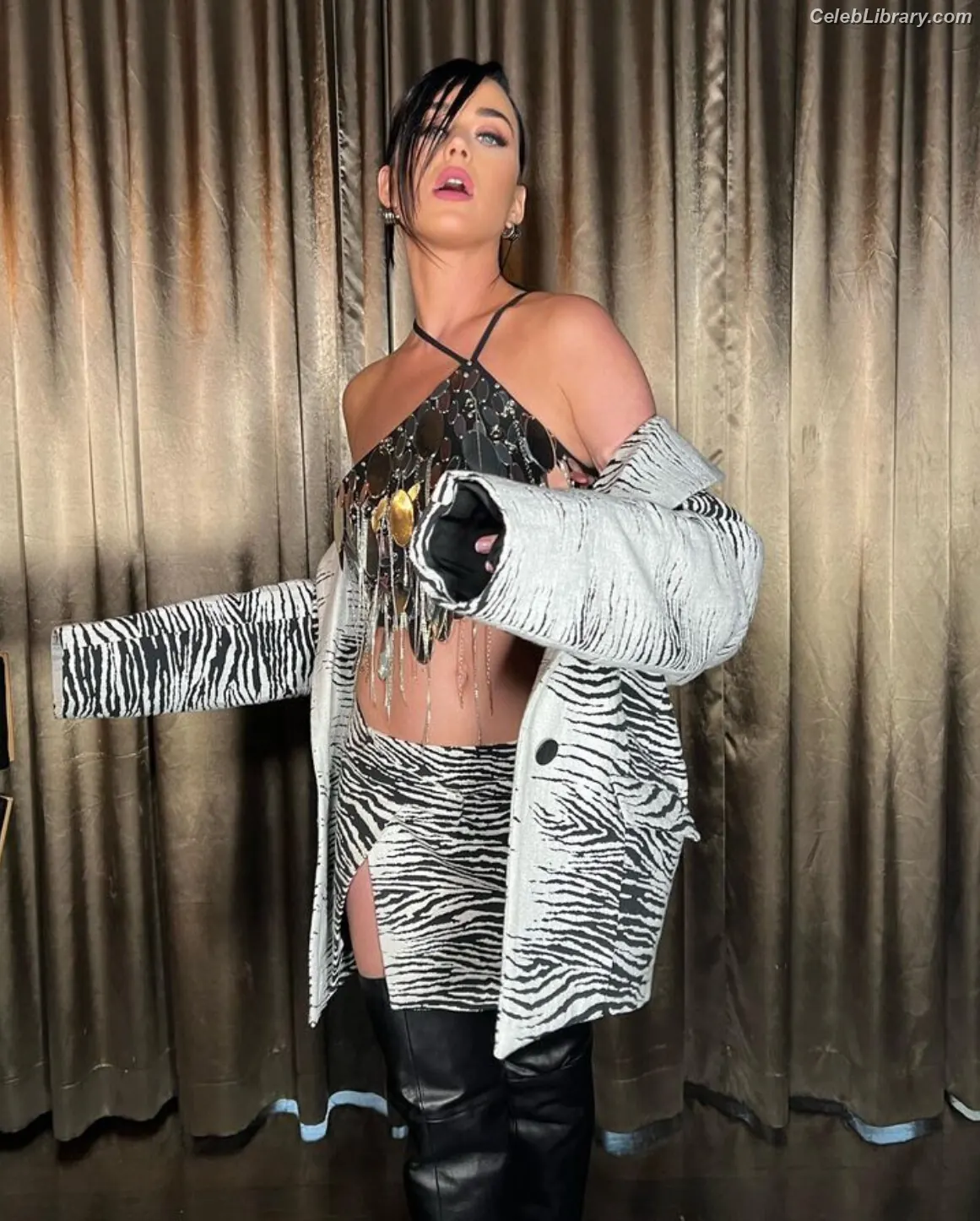 Katy Perry photo 1 of 1939