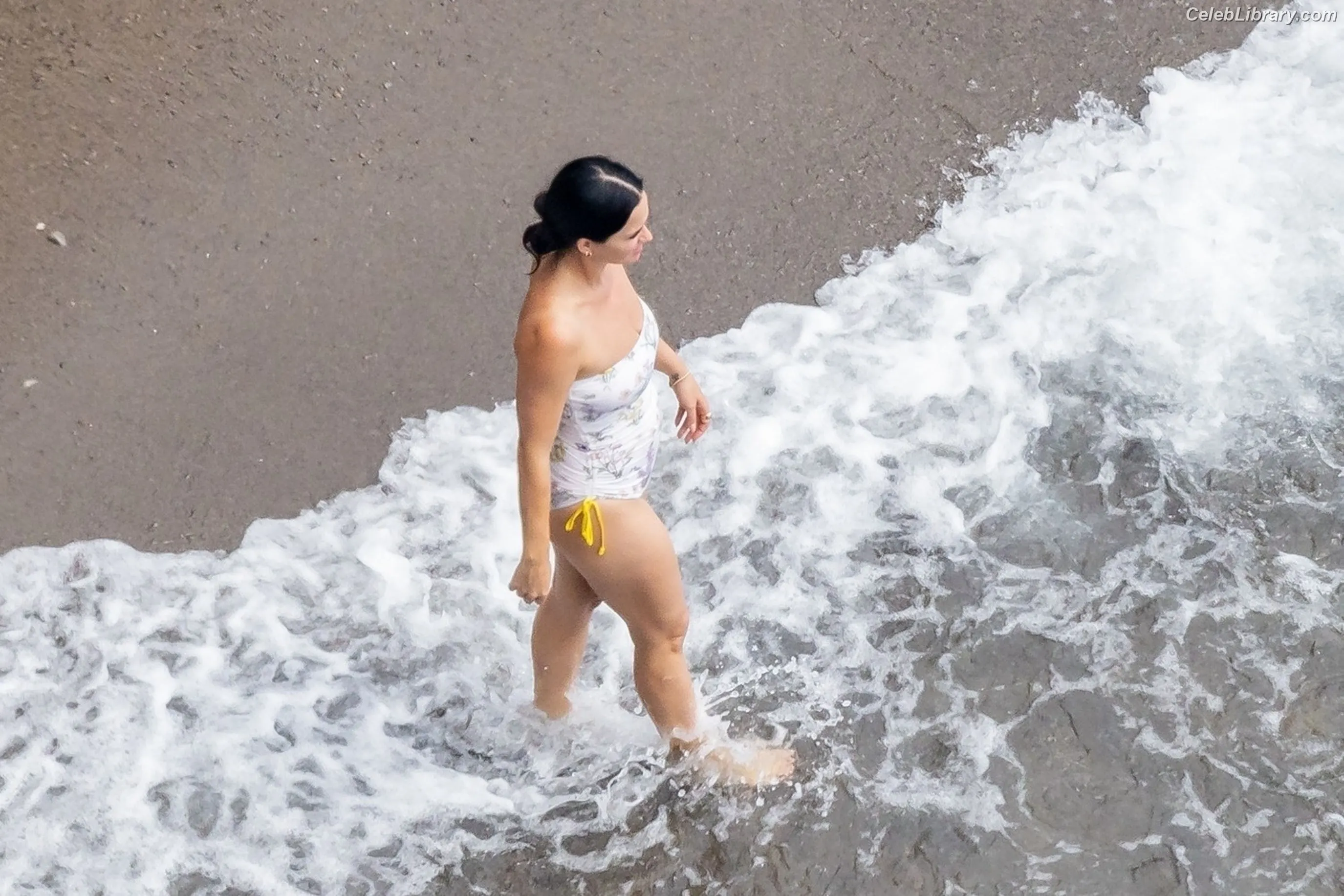 Katy Perry photo 3 of 1939