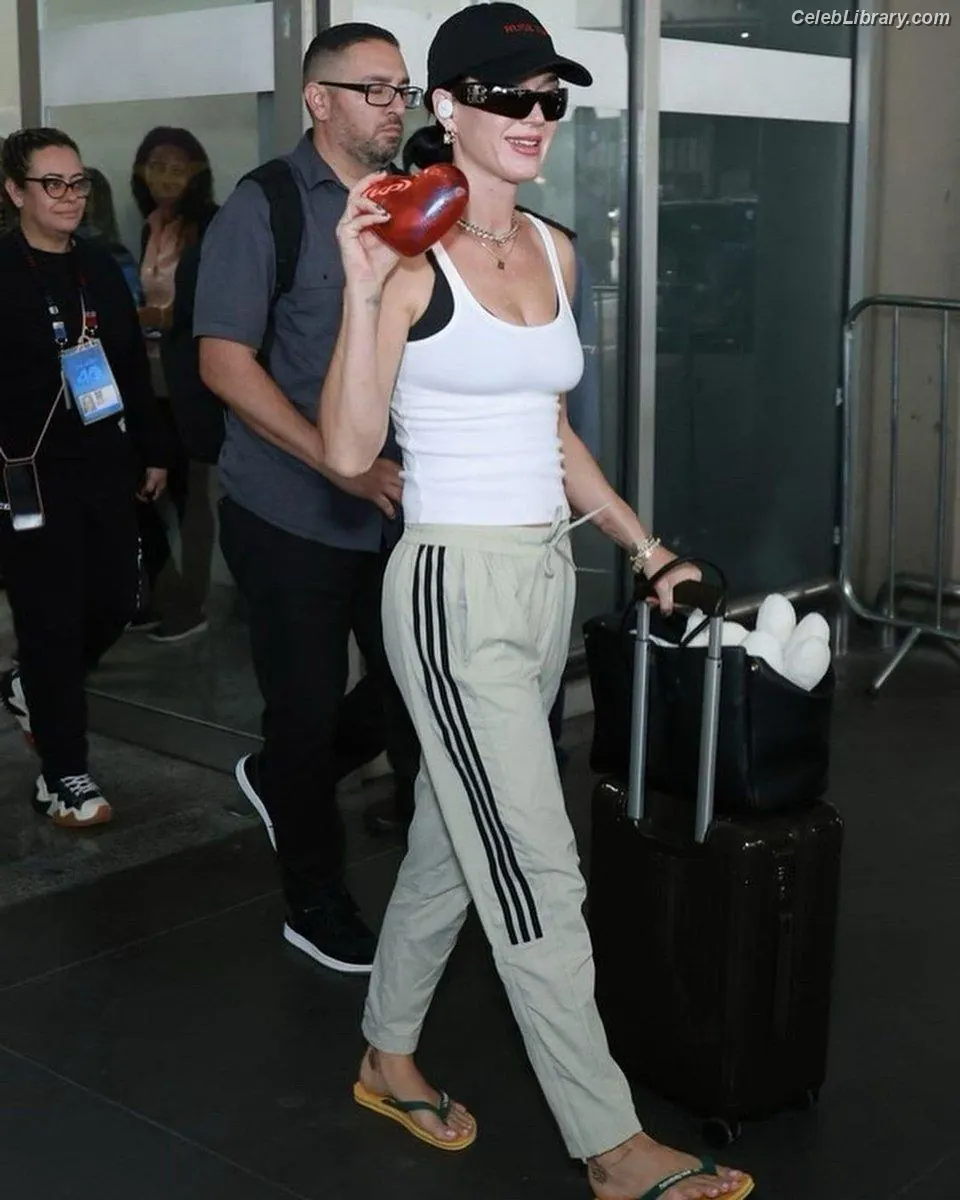 Katy Perry photo 18 of 1939