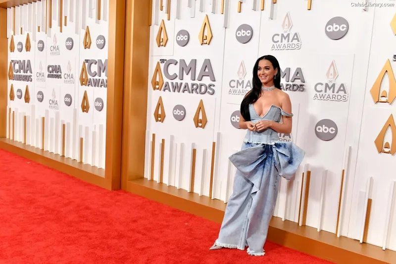 Katy Perry photo 3 of 1940