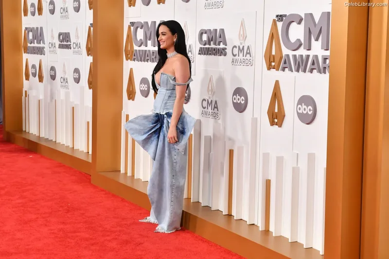 Katy Perry photo 2 of 1940