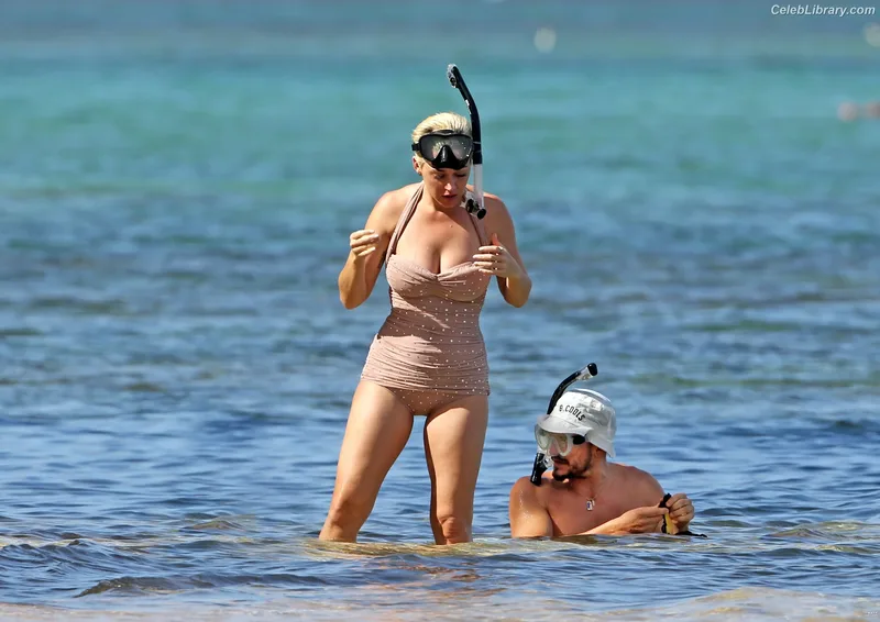 Katy Perry photo 3 of 1940