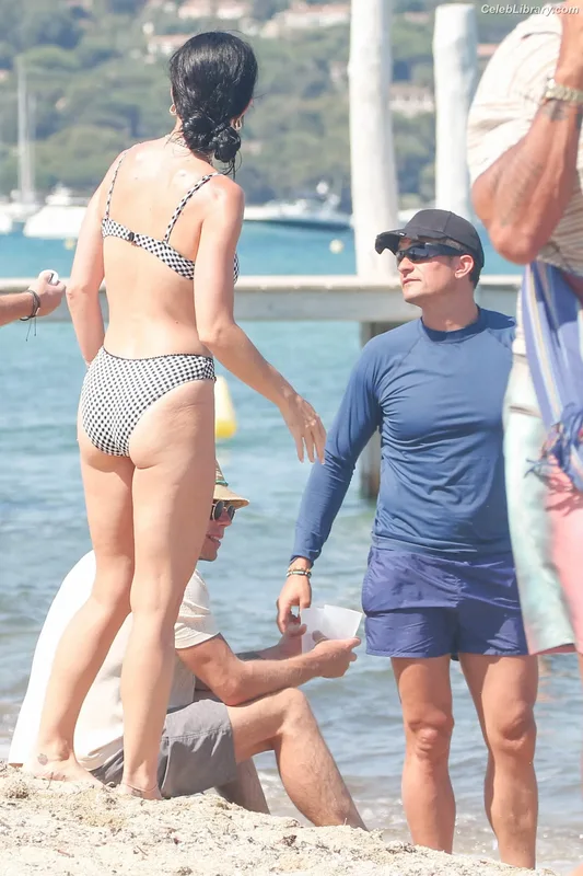 Katy Perry photo 2 of 1940