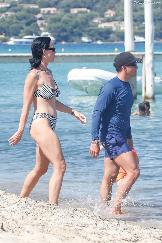 Katy Perry photo 4 of 1940