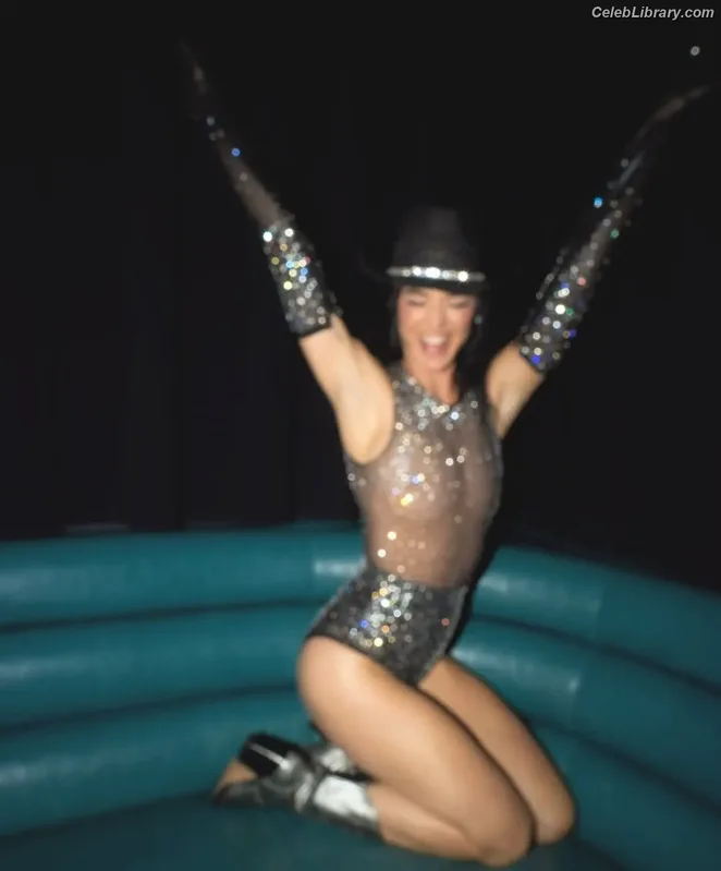 Katy Perry photo 19 of 1940