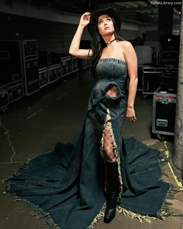 Katy Perry photo 19 of 1940