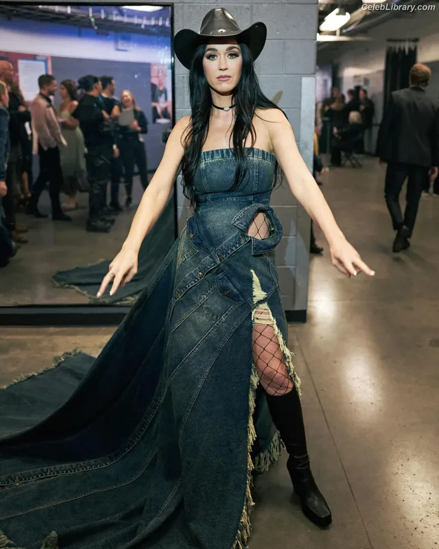 Katy Perry photo 23 of 1940